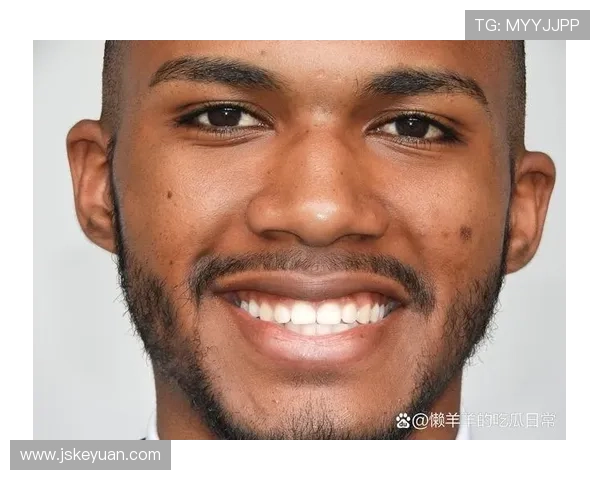 足球巨星与网络红人意外相遇引发的趣味故事与精彩瞬间分享