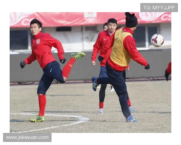 中国男足球明星激战绿茵场展现风采与实力的精彩赛事回顾