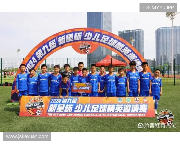 从草地到绿茵场足球明星与母亲的温情岁月与奋斗历程